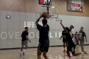 突破&投射&传球样样行!李凯尔社媒晒自己打球视频:投入工作 突破&投射&传球样样行!李凯尔社媒晒自己打球视频:投入工作