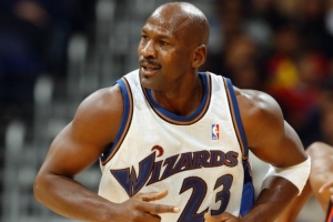 卢:奇才时期的乔丹靠一条腿场均21分 40岁的他还会提前训练 卢:奇才时期的乔丹靠一条腿场均21分 40岁的他还会提前训练