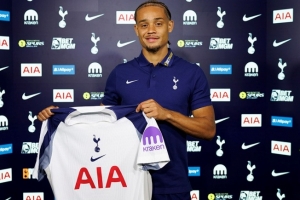 弗兰克:西蒙斯在10号位和左边锋位置都展现了进球助攻的能力 弗兰克:西蒙斯在10号位和左边锋位置都展现了进球助攻的能力