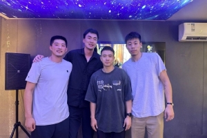 赵继伟晒与张镇麟&刘雁宇&赵率舟等合照:珍惜眼前 祝健康&顺利 赵继伟晒与张镇麟&刘雁宇&赵率舟等合照:珍惜眼前 祝健康&顺利