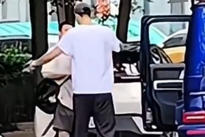 再见就是对手了!近日有球迷拍到 张镇麟与赵继伟在街头拥抱告别 再见就是对手了!近日有球迷拍到 张镇麟与赵继伟在街头拥抱告别