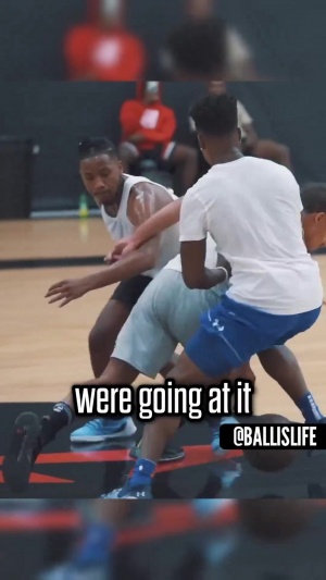 场上对手场下朋友！特雷-杨和小丹尼斯-史密斯对练 尝试勉扣失败