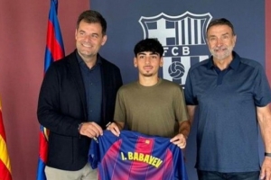 队史首位阿塞拜疆球员!巴萨官方:17岁小将巴巴耶夫加盟青年队 队史首位阿塞拜疆球员!巴萨官方:17岁小将巴巴耶夫加盟青年队