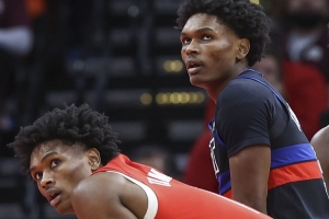 奥萨尔:阿门三双数比我多&我还没拿到过 下赛季会有所不同 奥萨尔:阿门三双数比我多&我还没拿到过 下赛季会有所不同