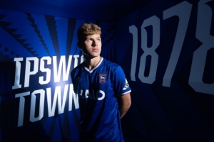 真有钱吧!伊普斯维奇官宣19岁前锋,1750万镑破英冠转会费纪录 真有钱吧!伊普斯维奇官宣19岁前锋,1750万镑破英冠转会费纪录