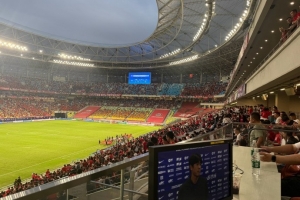 黄健翔:第一次来凤凰山体育场解说,解说席的体验很独特 黄健翔:第一次来凤凰山体育场解说,解说席的体验很独特