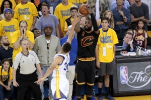 卢谈16年总决赛G7最后时刻:詹姆斯筋疲力尽 就让欧文挑库里单打 卢谈16年总决赛G7最后时刻:詹姆斯筋疲力尽 就让欧文挑库里单打