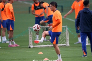 今晚山东泰山队在基地内进行了与北京国安队的赛前官方训练 今晚山东泰山队在基地内进行了与北京国安队的赛前官方训练