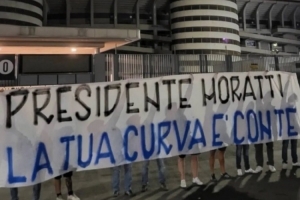 莫拉蒂住院🙏国米球迷组织拉横幅:北看台与你同在 莫拉蒂住院🙏国米球迷组织拉横幅:北看台与你同在