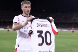 😖S-希门尼斯进球后展示受伤队友亚沙里的球衣,但随后被吹越位 😖S-希门尼斯进球后展示受伤队友亚沙里的球衣,但随后被吹越位