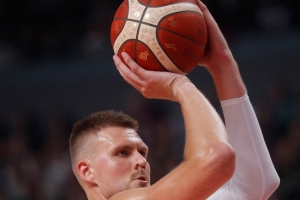 出现7次失误!波尔津吉斯打趣:主场球迷压迫感太强了 出现7次失误!波尔津吉斯打趣:主场球迷压迫感太强了