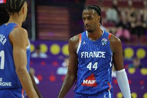 高效+优秀护筐!萨尔替补出战21分钟 6中5得12分5板1断2帽 高效+优秀护筐!萨尔替补出战21分钟 6中5得12分5板1断2帽