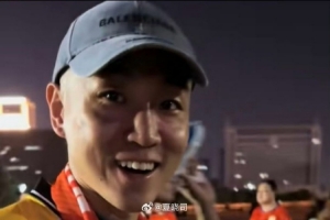 山东男篮球星高诗岩现场看中超 同城球队山东泰山已4-0领先国安 山东男篮球星高诗岩现场看中超 同城球队山东泰山已4-0领先国安