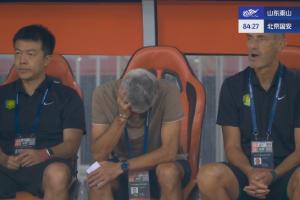 无可奈何啊!塞蒂恩沮丧捂嘴→捂头 无可奈何啊!塞蒂恩沮丧捂嘴→捂头