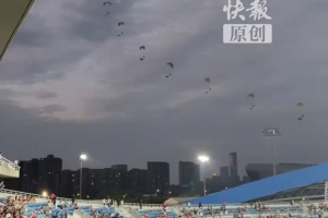苏超首次动力伞飞行表演,8架动力伞飞过镇江主场 苏超首次动力伞飞行表演,8架动力伞飞过镇江主场