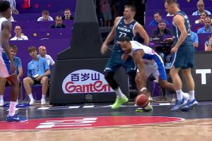 争议!东契奇被撞倒还被吹技犯 法国连罚4球决定比赛 争议!东契奇被撞倒还被吹技犯 法国连罚4球决定比赛