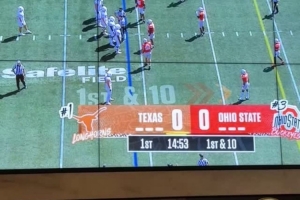 放大缩小！詹姆斯晒在家中观看俄亥俄州大橄榄球队比赛：加油冲呀