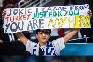 值了!小球迷从土耳其到里加只为看约基奇 后者爆砍39+10带队险胜 值了!小球迷从土耳其到里加只为看约基奇 后者爆砍39+10带队险胜