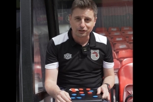 致敬开摆?😂格林斯比教练认真模仿阿莫林,摆战术板公布首发 致敬开摆?😂格林斯比教练认真模仿阿莫林,摆战术板公布首发