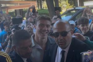 下树在即!霍伊伦准备接受那不勒斯体检,球员笑容满面 下树在即!霍伊伦准备接受那不勒斯体检,球员笑容满面