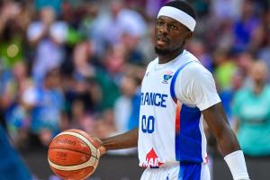 弗朗西斯科刷分引发争议!法国男篮主帅:他的最后一个进球很重要 弗朗西斯科刷分引发争议!法国男篮主帅:他的最后一个进球很重要