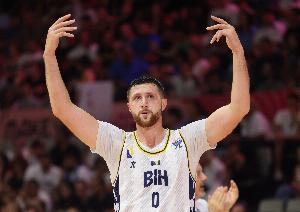 手感不佳尽力造杀伤!努尔基奇8中2&罚球10中6得10分 另有7篮板 手感不佳尽力造杀伤!努尔基奇8中2&罚球10中6得10分 另有7篮板