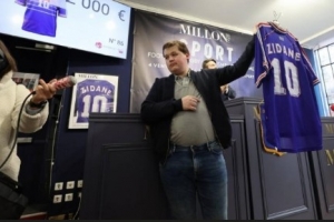 卖了5.2万欧!队报:一件齐达内的98世界杯决赛球衣被质疑真假 卖了5.2万欧!队报:一件齐达内的98世界杯决赛球衣被质疑真假