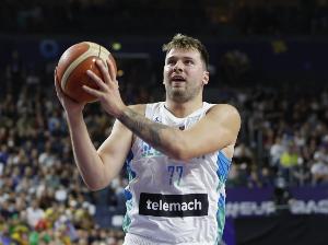 东契奇:我有时会控制不住脾气 但一直努力想帮助球队赢球 东契奇:我有时会控制不住脾气 但一直努力想帮助球队赢球