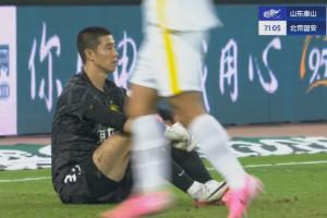 国安全队都呆了!0-6落后泰山,侯森呆坐地上,国安替补呆若木鸡 国安全队都呆了!0-6落后泰山,侯森呆坐地上,国安替补呆若木鸡
