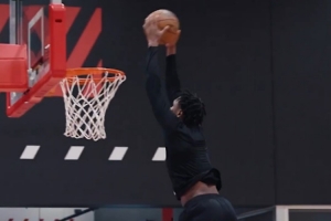 跳得更高了?火箭媒体晒阿门-汤普森训练中双手暴扣的视频 跳得更高了?火箭媒体晒阿门-汤普森训练中双手暴扣的视频