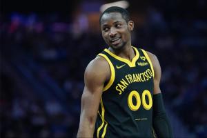 今儿不苦练今儿休息!库明加今日现身迈阿密观战大学橄榄球比赛 今儿不苦练今儿休息!库明加今日现身迈阿密观战大学橄榄球比赛