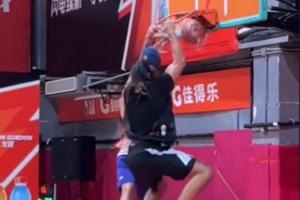 这恐怖的力量!戈登双手暴力砸扣 篮筐严重下垂几乎要掉落! 这恐怖的力量!戈登双手暴力砸扣 篮筐严重下垂几乎要掉落!