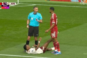 廷伯补时受伤倒地但已没换人次数,起身坚持比赛 廷伯补时受伤倒地但已没换人次数,起身坚持比赛