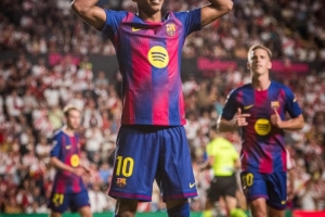 新王加冕，亚马尔社媒晒本轮“戴王冠”庆祝进球动作照片