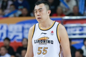 媒体人:韩德君是辽篮队史首位真正打到油箱见底、申请退役的功勋 媒体人:韩德君是辽篮队史首位真正打到油箱见底、申请退役的功勋