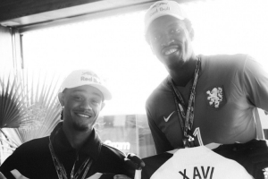 又获一件新球衣!西卡观看F1与热刺球星哈维-西蒙斯交换球衣 又获一件新球衣!西卡观看F1与热刺球星哈维-西蒙斯交换球衣