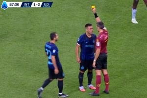 眼神怒气溢出😡劳塔罗被吹犯规,怒视+抱怨裁判被出黄牌 眼神怒气溢出😡劳塔罗被吹犯规,怒视+抱怨裁判被出黄牌