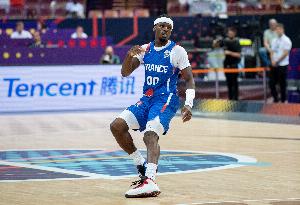 篮球之神的惩罚?上场最后时刻刷分的弗朗西斯科本场8中1仅得2分 篮球之神的惩罚?上场最后时刻刷分的弗朗西斯科本场8中1仅得2分