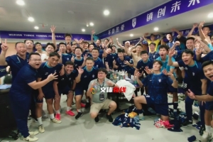 绝杀申花!三镇赛后在更衣室激情庆祝胜利,全队拍大合照 绝杀申花!三镇赛后在更衣室激情庆祝胜利,全队拍大合照