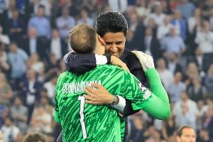 天空:多纳鲁马与纳赛尔动情告别,其离队标志着银河战舰时代结束 天空:多纳鲁马与纳赛尔动情告别,其离队标志着银河战舰时代结束