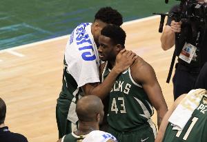 薪资专家:雄鹿名单已满员 想签下字母哥哥需要腾出一个名额 薪资专家:雄鹿名单已满员 想签下字母哥哥需要腾出一个名额