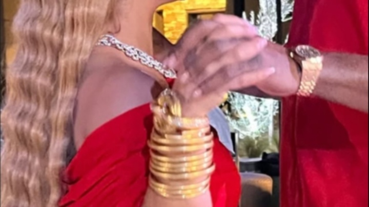 金价下跌不影响秀恩爱!女友晒照戴着数十个金环与哈登十指紧扣 金价下跌不影响秀恩爱!女友晒照戴着数十个金环与哈登十指紧扣