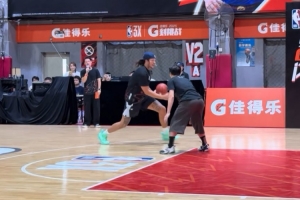 一通操作😂阿隆-戈登戏耍街球手鲁大诗 一通操作😂阿隆-戈登戏耍街球手鲁大诗