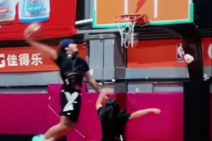 能给10分吗?戈登中国行玩起扣篮大赛 上演多记创意扣篮! 能给10分吗?戈登中国行玩起扣篮大赛 上演多记创意扣篮!