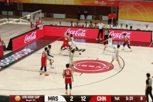 无大碍！张懿赵杰抢板时崴了一下脚被换下场 次节已回归场上