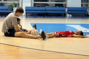 周琦带儿子训练:给糊糊上强度 结果涂涂觉得不如哥哥气哭了 周琦带儿子训练:给糊糊上强度 结果涂涂觉得不如哥哥气哭了