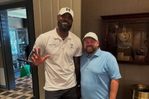 人生乐趣!职业高尔夫球手晒与詹姆斯合照:很高兴见到你! 人生乐趣!职业高尔夫球手晒与詹姆斯合照:很高兴见到你!