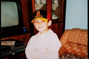 儿加梦!京多安社媒晒头戴印有加拉塔萨雷队徽帽子的童年照 儿加梦!京多安社媒晒头戴印有加拉塔萨雷队徽帽子的童年照