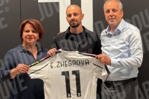 尤文新援26岁边锋哲格罗瓦签约照流出,手持11号球衣 尤文新援26岁边锋哲格罗瓦签约照流出,手持11号球衣