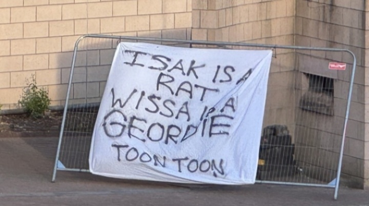 恨之入骨!纽卡球迷在主场放标语:伊萨克,叛徒!维萨,自家人 恨之入骨!纽卡球迷在主场放标语:伊萨克,叛徒!维萨,自家人